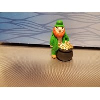 Keramik Tiny Irishman Mit Topf Aus Gold | #499 von SherrysCeramicCrafts