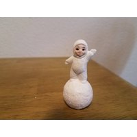 Keramik Tiny Snowbaby Auf Schneeball Stehend | #986 von SherrysCeramicCrafts