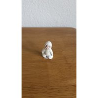 Keramik Tiny Snowbaby Kniend Mit Den Armen Seitlich Nach Unten | #980 von SherrysCeramicCrafts