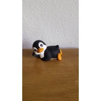 Verspielter Keramik-Pinguin Mit Liegendem Kopf Auf Dem Arm Liegend(#48D von SherrysCeramicCrafts