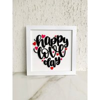 Happy Love Day Schild Mit Weißem Rahmen | Holzschnitt Schwarz Schriftzug Herzform Ideales Geschenk Zum Valentinstag Und Jahrestag Paar Happy Love Day Schild Mit Weißem Rahmen | Holzschnitt Schwarz Schriftzug Herzform Ideales Geschenk Zum Valentinstag Und Jahrestag Paar von ShiandeCreations
