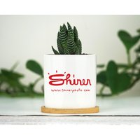 Übertopf Mit Individuellem Business Logo - 3-Zoll Mini Weißer Keramik Topf Bambus Tablett Personalisiertes Firmengeschenk Mitarbeiter Geschenk Übertopf Mit Individuellem Business Logo - 3-Zoll Mini Weißer Keramik Topf Bambus Tablett Personalisiertes Firmengeschenk Mitarbeiter Geschenk von ShinerPhoto