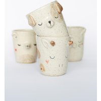 Handgemachter Keramik Becher Mit Verschiedenen Tieren Geschenk Für Kinder Oder Tierliebhaber von ShirinFacharKeramik