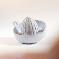 Zitronenpresse Handgemacht An Der Töpferscheibe Aus Steinzeug Keramik von ShirinFacharKeramik