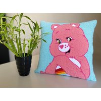 "Handgefertigtes Punch Needle Kissen "Rosa Glücksbär" 40 X cm Baumwollkissen." von ShiroDesignStudio