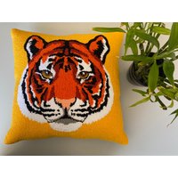 Handgemachte Punch Needle "Tiger' Kissenbezug, Dekorative Kissen von ShiroDesignStudio