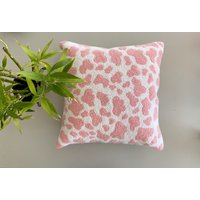 Handgefertigtes Punch Needle Kissen Rosa Kuh Print Baumwollkissen von ShiroDesignStudio