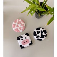 3Er Set Untersetzer Punch Needle Kuh Muster 5'' | Küche Und Esszimmer Handgemachter Becher-Teppich Getufteter Teppich Druck von ShiroDesignStudio