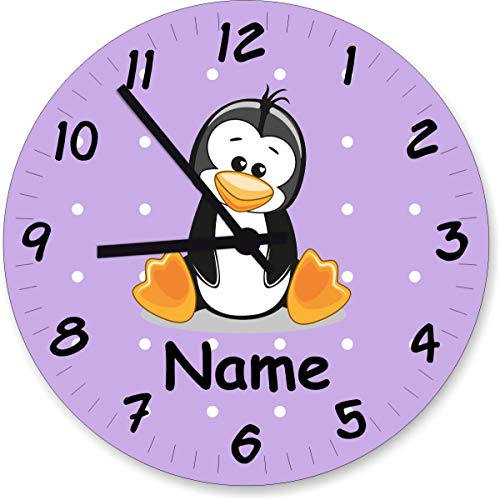 Shirtinstyle Wanduhr Kinderzimmeruhr Pinguin mit Wunschnamen Geschenk Uhr Kinder Handmade, 29cm, Farbe Pastelllila von Shirtinstyle