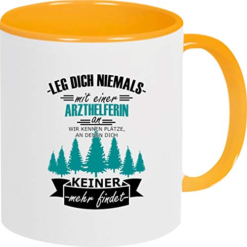 Tasse Kaffeepott Kaffeetasse Leg Dich Nicht mit einer Arzthelferin an, wir kennen Plätze, an dennen dich keiner mehr findet, Gelb von ShirtInStyle