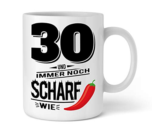 Shirtinator Tasse mit Spruch I 30 Und Scharf Wie Chili I Geschenk-e zum 30. Geburtstag lustig Geschenkidee-n Beste Freundin Schwester Bruder Freund von Shirtinator