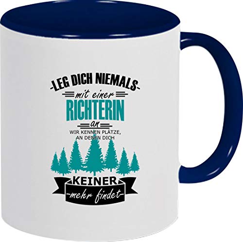 Tasse Kaffeepott Kaffeetasse Leg Dich Nicht mit einer Richterin an, wir kennen Plätze, an dennen dich keiner mehr findet, Blau von ShirtInStyle