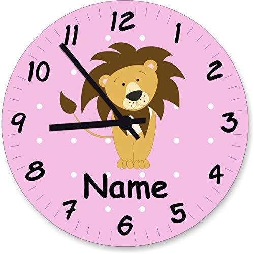 Shirtinstyle Wanduhr Kinderzimmeruhr Löwe mit Wunschnamen Geschenk Uhr Kinder Handmade, 29cm, Farbe Pastellrosa Shirtinstyle Wanduhr Kinderzimmeruhr Löwe mit Wunschnamen Geschenk Uhr Kinder Handmade, 29cm, Farbe Pastellrosa von Shirtinstyle
