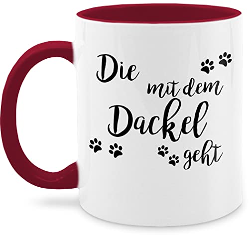 Tasse Tassen 325ml - Deko Hobby Geschenk - Die mit dem Dackel geht schwarz - 325 ml - Bordeauxrot - dackeltasse teetasse dackeltassen kaffeebecher nur noch eine pflanze wärmende von Shirtracer