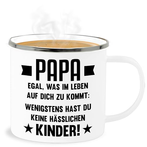 Emaille Becher Blechbecher - zum Vatertag - Papa egal was auf dich zukommt wenigstens hast du keine hässlichen Kinder | Lustiges Geschenk Papa von Kindern - 300 ml - Weiß Silber von Shirtracer