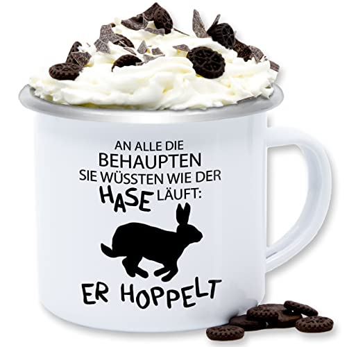 Emaille Tasse Blechtasse - Ostergeschenke - Der Hase hoppelt - 300 ml - Weiß Silber - ostern oster kleinigkeit easter osterhasen mit ostermotiv ostergeschenk osterartikel hasen ostermotiven von Shirtracer