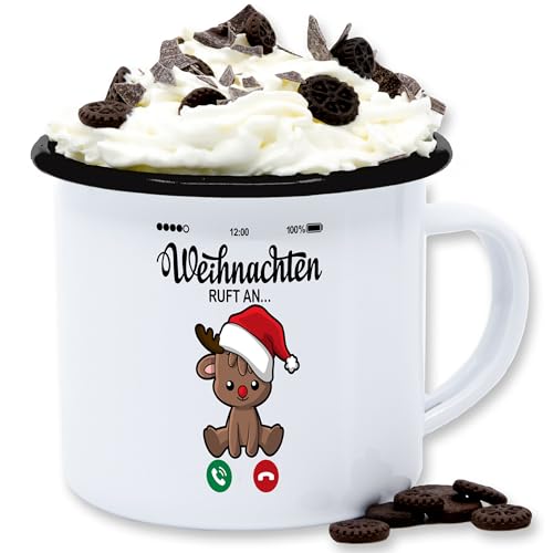 Emaille Tasse Blechtasse - Weihnachtstasse - Weihnachten ruft an mit süßem Rentier - 300 ml - Weiß Schwarz - weihnachtstassen christmas tassen glühwein weihnachtsmotiv weihnachts von Shirtracer