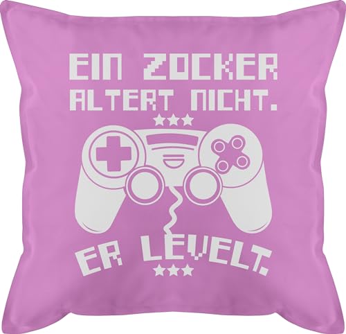 Kissen 50x50 - Statement mit Sprüchen - Ein Zocker altert nicht - er levelt weiß - 50 x 50 cm - Pink - spruch gaming bezug kissenhülle sprüche gamer männerkissen spruechen controller zierkissen von Shirtracer