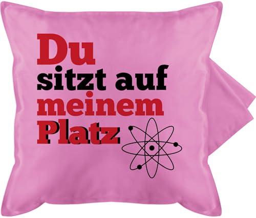 Shirtracer Kissenbezug - Statement Kissen mit Sprüchen - Du sitzt auf Meinem Platz - 50 x 50 cm - Pink - sofakissen kissenhülle sprüche Spruch Mein kuschelkissen frechem Bedruckte+Kissen+mit+Spruch von Shirtracer