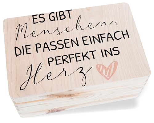 Shirtracer Holzkiste Erinnerungsbox - Freund - Es gibt Menschen die passen einfach ins Herz | Schön DASS es Dich gibt Geschenke | Freundschaft | Herzensmensch Geschenk - 30 x 20 x 14 - Holz von Shirtracer