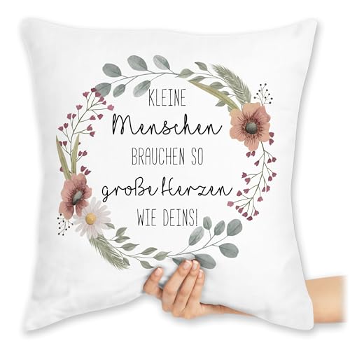 Shirtracer Kissen 40x40 Zierkissen - Kleine Menschen brauchen so große Herzen wie deins | Erzieher Geschenk | Erzieherin Geschenk zum Abschied | Tagesmutter 40 x 40 cm - Weiß von Shirtracer