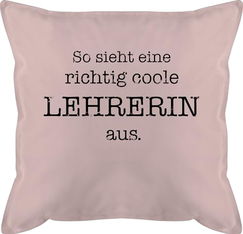 Kissen 50x50 - Tassen - So sieht eine richtig coole Lehrerin aus - Geschenk - 50 x 50 cm - Hellrosa - lieblingslehrerin geschenke für lehrerinnen lehrergeschenke teacher leherin klassen abschied von Shirtracer