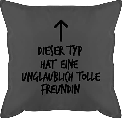 Kissen 50x50 - Valentinstag Partner Ideen - Dieser Typ hat eine unglaublich tolle Freundin - 50 x 50 cm - Grau - Best Boyfriend Valentin Geschenk Have a Girlfriend valentienstagsgeschnek von Shirtracer