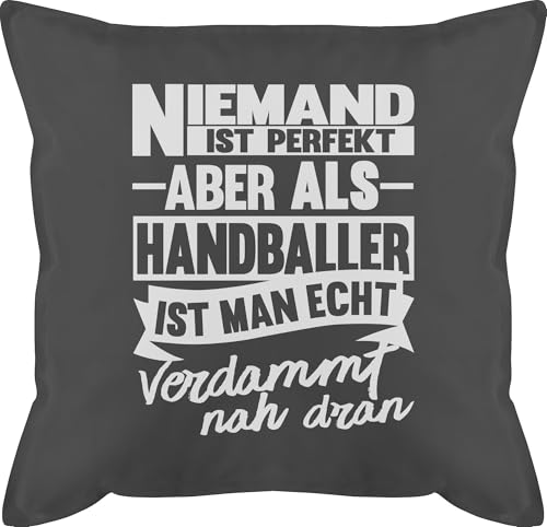 Kissen 50x50 - Deko Hobby - Niemand ist perfekt aber als Handballer ist man echt verdammt nah dran - 50 x 50 cm - Grau - handball geschenke handball-tshirt mit füllung sofakissen männerkissen von Shirtracer
