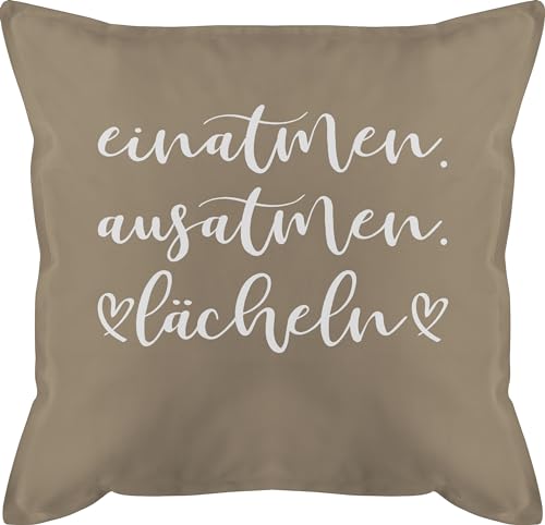 Kissen 50x50 - Statement mit Sprüchen - Einatmen. Ausatmen. Lächeln - weiß - 50 x 50 cm - Beige - spruch einatmen kissenbezug lustige sprüche ausatmen kissenhülle bezug und füllung fuellung von Shirtracer