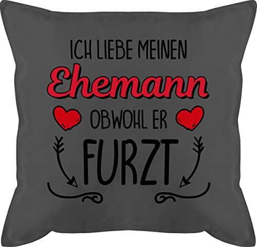 Kissen 50x50 - Valentinstag Partner Ideen - Ich liebe meinen Ehemann obwohl er furzt - 50 x 50 cm - Grau - geschenke für den liebsten mann jahrestag geschenk fuer ihn walentinstag mein kopfkissen von Shirtracer