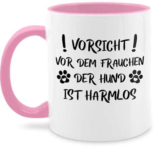 Tasse Tassen 325ml - Statement Sprüche - Vorsicht vor dem Frauchen der Hund ist harmlos - Pfoten - Schwarz - 325 ml - Rosa - kaffeetasse mit hunde spruchtasse sarkasmus und teetasse von Shirtracer