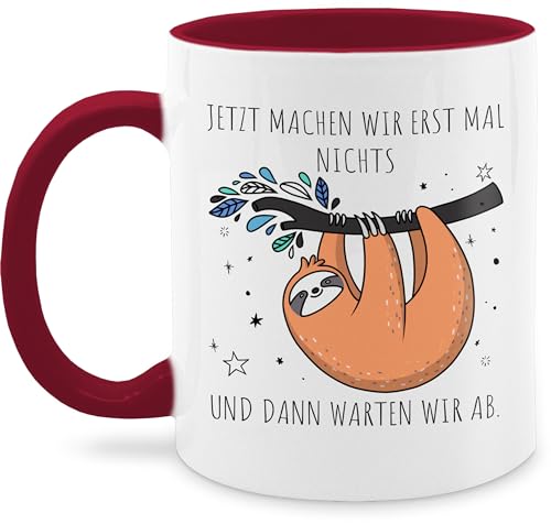 Tasse Tassen 325ml - Faultier - Jetzt machen wir erst mal nichts und dann warten wir ab - Homeoffice Büro Spruch Kollegen - 325 ml - Bordeauxrot - mit von Shirtracer