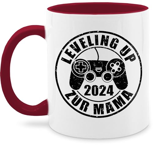 Tasse Tassen 325ml - Leveling up zur Mama 2024 I Geschenkidee frische Mama - 325 ml - Bordeauxrot - mami fuer mutter muttertagsgeschenke mum muttertagsgeschenk mommy muddi mom mutti von Shirtracer