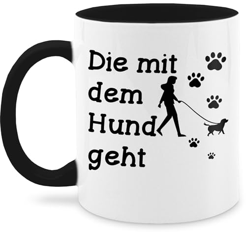 Tasse Tassen 325ml - Statement - Die mit dem Hund geht I Geschenk Hundebesitzerin - 325 ml - Schwarz - kaffetassen sprüche statements hunde teetasse statement-tasse frohes neues jahr spruch von Shirtracer