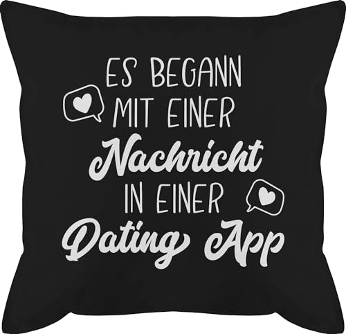 Kissen 50x50 - Valentinstag Partner Ideen - Es begann mit einer Nachricht in einer Dating App weiß - 50 x 50 cm - Schwarz - pärchen geschenk für ihn jahrestag fuer walentinstag pillow liebes von Shirtracer