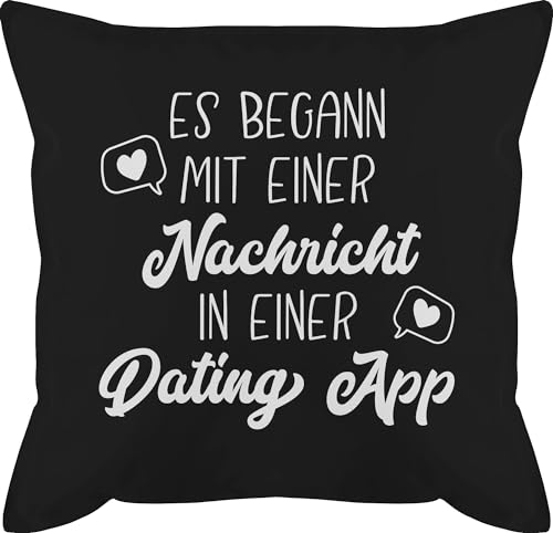 Kissen 50x50 - Valentinstag Partner Ideen - Es begann mit einer Nachricht in einer Dating App weiß - 50 x 50 cm - Schwarz - pärchen geschenk für ihn lieblingskissen walentinstag pillow geschenke von Shirtracer