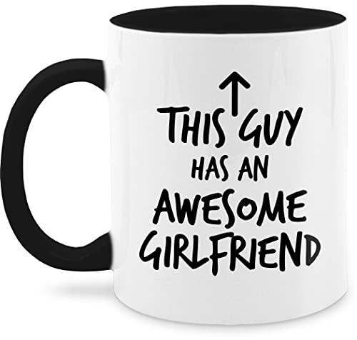 Tasse Tassen 325ml - Valentinstag Partner & Freundin - This Guy has an awesome Girlfriend - Geschenk Freund Weihnachts-Geschenk für Ihn Boyfriend Gift - 325 ml - Schwarz - valentinstagstassen von Shirtracer