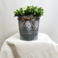 Buchsbaum in Galvanisiertem Verziertem Eimer-Kleinen Weißen Blumen, Die Mit Schnur-Mittelstück Oder Akzent-stück Gebunden Werden von Shoeclock