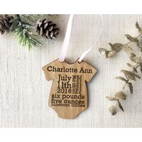 Custom Onesie Babys Erste Weihnachtsverzierung 2024 - Personalisiertes Geschenk Für Neue Eltern Mit Brith Details Aus Holz von Shop231Designs