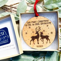 Personalisiert 2022 Unser Erstes Weihnachtsfest Als Mr Und Mrs Ornament Mit Zwei Hirschen - Reh Bock Rustikales Individuelles Geschenk Zur Hochzeit Personalisiert 2022 Unser Erstes Weihnachtsfest Als Mr Und Mrs Ornament Mit Zwei Hirschen - Reh Bock Rustikales Individuelles Geschenk Zur Hochzeit von Shop231Designs
