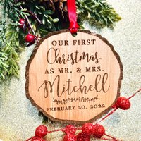 Unser Erstes Weihnachten Als Mr Und Mrs Rustikale Hölzerne Weihnachtsverzierung Unser Erstes Weihnachten Als Mr Und Mrs Rustikale Hölzerne Weihnachtsverzierung von Shop231Designs