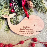 Whale Babys Erste Weihnachtsverzierung 2023 - Personalisiert Mit Geburtsdetails Benutzerdefinierte Rustikale Holzverzierung Unterwasser-Babygeschenk Whale Babys Erste Weihnachtsverzierung 2023 - Personalisiert Mit Geburtsdetails Benutzerdefinierte Rustikale Holzverzierung Unterwasser-Babygeschenk von Shop231Designs