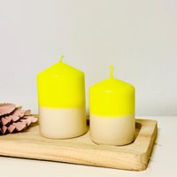 Dip Dye Neon Stumpenkerze in Taupe & Neon-Gelb, Handgefärbt Dip Dye Neon Stumpenkerze in Taupe & Neon-Gelb, Handgefärbt von ShopCeris
