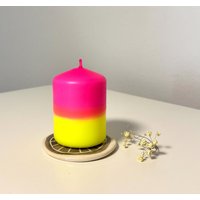 Dip Dye Stumpenkerze in Neon-Gelb & Neon-Pink, Handgefärbt Dip Dye Stumpenkerze in Neon-Gelb & Neon-Pink, Handgefärbt von ShopCeris