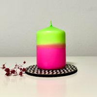 Dip Dye Stumpenkerze in Neon-Pink & Neon-Grün, Handgefärbt von ShopCeris