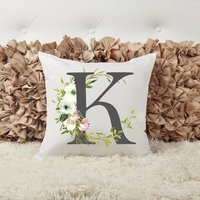 Buchstabe K, Floral, Akzentkissen, Personalisiertes Geschenk, Individuelles Wohndekor von ShopHarlowBoutique