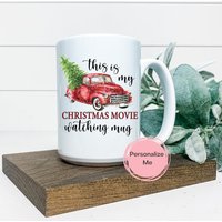 Dies Ist Mein Weihnachtsfilm Ansehen Becher Kaffeetasse, Weihnachtsbecher, Weihnachtskollektion, Personalisiert, Vintage Lkw, Baum, Kaffeetasse von ShopHarlowBoutique