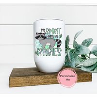 Mein Krafttier Hat Tollwut Becher, Waschbär, Floral, 12 Oz, Personalisiert, Geschenk Für Sie, Weinbecher, Elternschaft von ShopHarlowBoutique