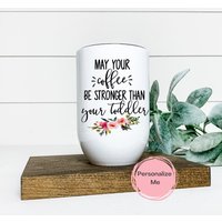 Möge Ihr Kaffee Stärker Sein Als Kleinkind Becher, Geschenk Für Mama, 12 Oz, Personalisiert, Sie, Weinbecher von ShopHarlowBoutique