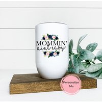 Mommin Aint Easy Becher, Floral, Erwachsenenbecher, 12 Unzen, Personalisiert, Geschenk Für Sie, Mutter, Inspiration, Weinbecher von ShopHarlowBoutique